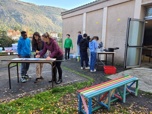 le travail des bouchons pour arriver au banc